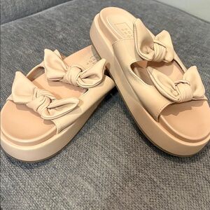 Shu‎ shop Bow Accent Cream Slide Sandals